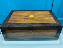 Load image into Gallery viewer, Llethr ysgrifennu Hynafol pren a lledr gwyrdd o’r cyfnod Edwardaidd / Edwardian Antique wooden and green leather writing slope