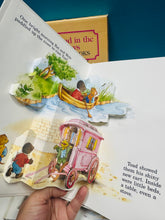 Load image into Gallery viewer, Set o 4 llyfryn pop-up ‘The Wind in the Willows’ Vintage o 1988 / Set of 4 Vintage pop-up ‘The Wind in the Willows’ book from 1988