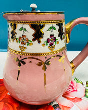 Load image into Gallery viewer, Jwg Hynafol binc wedi’i beintio â llaw gyda chaead aluminium / Antique hand painted pink jug with aluminium lid