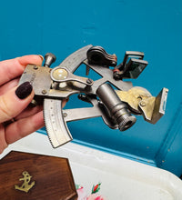 Load image into Gallery viewer, Replica o Sextant Morwrol mewn blwch pren a brass Hynafol / Antique Nautical Navigation Sextant Replica in a wooden and brass box