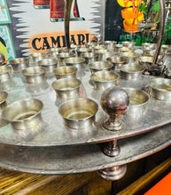 Load image into Gallery viewer, Set cymun Hynafol EPNS o Eglwys Cymreig gyda 40 gwydryn bach EPNS / Antique EPNS communion set from a Welsh Church with 40 small EPNS glasses