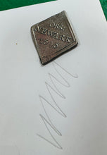 Load image into Gallery viewer, Newark Siege hanner coron o 1646 - arian cyfred a gyhoeddwyd ar frys yn ystod Rhyfel Cartref Lloegr / Newark Seige halfcrown coin from 1646 - currency issued during English Civil War