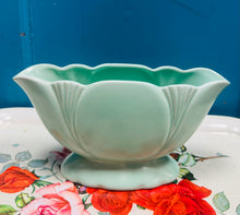 Load image into Gallery viewer, Vase ben tân mint Art Deco Crochendy Dartsmouth gydag ymylau scalloped / Art Deco Dartmouth Pottery mint green mantle vase with a scalloped rim.