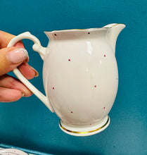 Load image into Gallery viewer, Jwg llefrith a phowlen siwgr bone china Dakin Vintage pinc golau a polca dot piws / Vintage pale pink and purple polka dot Dakin bone china milk jug and sugar bowl