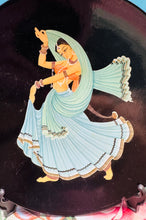 Load image into Gallery viewer, Plat Hynafol lacquarware dawnswraig Indiaidd wedi ei beintio â llaw yn y 50au / Antique hand-painted lacquerware Indian dancer plate from the late 1950s