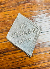 Load image into Gallery viewer, Newark Siege hanner coron o 1646 - arian cyfred a gyhoeddwyd ar frys yn ystod Rhyfel Cartref Lloegr / Newark Seige halfcrown coin from 1646 - currency issued during English Civil War