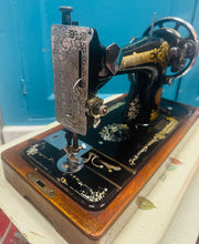 Load image into Gallery viewer, Peiriant gwnio Singer Hynafol o ddechrau’r 20fed Ganrif / Antique Singer sewing machine from the beginning of the 20th Century