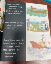 Load image into Gallery viewer, Llyfr ‘Teithio ar Fôr ac yn yr awyr’ o gyfres ‘Geiriau eich Plant’ o 1969 / ‘Teithio ar Fôr ac yn yr awyr’ book from the ‘Geiriau eich Plant’ series from 1969