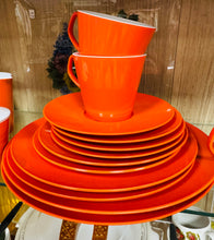 Load image into Gallery viewer, Set 18 darn Melaware Retro oren a gwyn o’r 70au / Retro orange and white 18 piece Melaware set from the 70s
