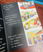 Load image into Gallery viewer, Llyfr ‘Teithio ar Fôr ac yn yr awyr’ o gyfres ‘Geiriau eich Plant’ o 1969 / ‘Teithio ar Fôr ac yn yr awyr’ book from the ‘Geiriau eich Plant’ series from 1969