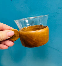 Load image into Gallery viewer, Set o 4 cwpan coffi Retro Almaenig gwydr a pren Teak ar hambwrdd Teak o’r 70au / Retro German 1970s set of 4 glass and Teak wood coffee cups on a Teak tray