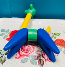 Load image into Gallery viewer, Tegan Giraff ‘Zoo-it-yourself’ Tupperware o 1966 / Vintage Tupperware ‘Zoo-it-yourself’ Giraffe toy from 1966