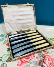 Load image into Gallery viewer, 6 Cyllell Menyn EPNS carn hufen Vintage o’r 40au yn eu bocs gwreiddiol / 6 Vintage 1940s cream handles EPNS Butter Knives in original case