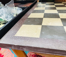 Load image into Gallery viewer, Set chess Hynafol gyda darnau Asiaidd o resin ar fwrdd chess llechen trwm wedi’i wneud â llaw / Antique chess set with Asian resin pieces on a heavy slate handmade chess board