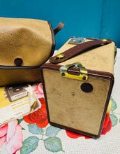 Load image into Gallery viewer, Camera Vintage Kodak Brownie Flash IV yn ei gâs gwreiddiol a gyda’r cyfarwyddiadau gwreiddiol / Vintage Kodak Brownie flash IV Camera in it’s original case and with the original instructions