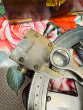 Load image into Gallery viewer, Replica o Sextant Morwrol mewn blwch pren a brass Hynafol / Antique Nautical Navigation Sextant Replica in a wooden and brass box