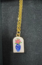 Load image into Gallery viewer, Mwclis charms bychan / Small charm necklace
