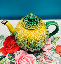 Load image into Gallery viewer, Tebot patrwm Pinafal Majolica Hynafol o’r 19eg Ganrif wedi’i beintio â llaw gyda pîg Pewter / Antique Majolica Pineapple patterned handpainted teapot from the 19th Century with a Pewter tip