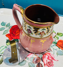 Load image into Gallery viewer, Jwg Hynafol binc wedi’i beintio â llaw gyda chaead aluminium / Antique hand painted pink jug with aluminium lid