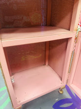 Load image into Gallery viewer, Cabinet ochr gwely Lloyd Loom Vintage pinc, aur a blodeuog / Vintage pink, gold and floral Lloyd Loom bedside cabinet