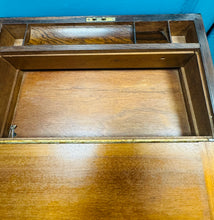 Load image into Gallery viewer, Llethr ysgrifennu Hynafol pren a lledr gwyrdd o’r cyfnod Edwardaidd / Edwardian Antique wooden and green leather writing slope