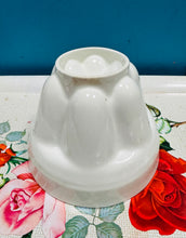 Load image into Gallery viewer, Mowld jeli porselin gwyn Hynafol Royal Winton Grimwades / Antique Royal Winton Grimwades porcelain white jelly mould