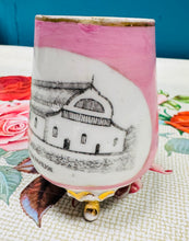 Load image into Gallery viewer, Potyn Lustreware pinc Hynafol a phrin ‘Caernarvon Iron Pavilion’ (1877-1961) / Rare Antique pink Lustreware ‘Caernarvon Iron Pavilion’ (1877-1961) pot