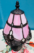 Load image into Gallery viewer, Lamp Tiffany wedi'i gwneud â llaw o wydr lliw pinc a chlir /Handmade pink and clear stained glass Dragonfly Tiffany Lamp