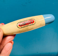 Load image into Gallery viewer, Sgŵp pwyso siwgr 1oz ac 1/2oz Hartley Vintage o ganol y ganrif ddiwethaf / Mid Century Vintage Hartley 1oz and 1/2oz sugar measuring scoop