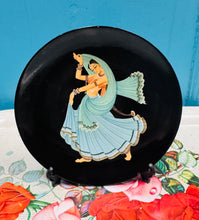 Load image into Gallery viewer, Plat Hynafol lacquarware dawnswraig Indiaidd wedi ei beintio â llaw yn y 50au / Antique hand-painted lacquerware Indian dancer plate from the late 1950s