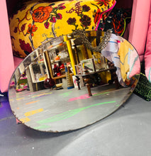 Load image into Gallery viewer, Drych Art Deco Vintage hirgrwn gydag ymyl bevelled ar gadwynau / Vintage Art Deco bevelled edge oval mirror on chains