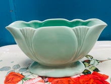 Load image into Gallery viewer, Vase ben tân mint Art Deco Crochendy Dartsmouth gydag ymylau scalloped / Art Deco Dartmouth Pottery mint green mantle vase with a scalloped rim.