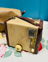 Load image into Gallery viewer, Camera Vintage Kodak Brownie Flash IV yn ei gâs gwreiddiol a gyda’r cyfarwyddiadau gwreiddiol / Vintage Kodak Brownie flash IV Camera in it’s original case and with the original instructions