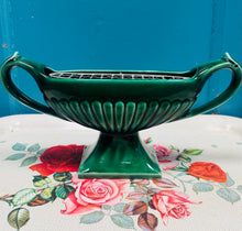 Load image into Gallery viewer, Fâs ben tân 'Dee Cee' gwyrdd tywyll Vintage gyda dwy handlen a'r daliwr blodau gwifren gwreiddiol / Vintage dark green Dee Cee twin handle mantle vase with original wire flower frog