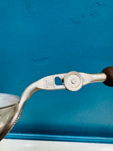 Load image into Gallery viewer, Sgŵp pwyso siwgr 1oz ac 1/2oz Hartley Vintage o ganol y ganrif ddiwethaf / Mid Century Vintage Hartley 1oz and 1/2oz sugar measuring scoop