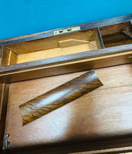 Load image into Gallery viewer, Llethr ysgrifennu Hynafol pren a lledr gwyrdd o’r cyfnod Edwardaidd / Edwardian Antique wooden and green leather writing slope