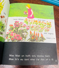 Load image into Gallery viewer, Llyfr ‘Gerddi a Blodau’ o gyfres ‘Geiriau eich Plant’ o 1969 / ‘Gerddi a Blodau’ book from the ‘Geiriau eich Plant’ series from 1969