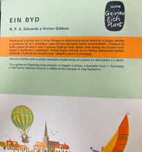 Load image into Gallery viewer, Llyfr ‘Teithio ar Fôr ac yn yr awyr’ o gyfres ‘Geiriau eich Plant’ o 1969 / ‘Teithio ar Fôr ac yn yr awyr’ book from the ‘Geiriau eich Plant’ series from 1969