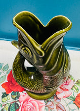 Load image into Gallery viewer, Jwg Pysgodyn Gluggle Retro gwyrdd gwreiddiol gan Crochendy Dartmouth Devon / Original Retro Dartmouth Devon Pottery green Gluggle Fish jug