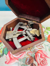 Load image into Gallery viewer, Replica o Sextant Morwrol mewn blwch pren a brass Hynafol / Antique Nautical Navigation Sextant Replica in a wooden and brass box