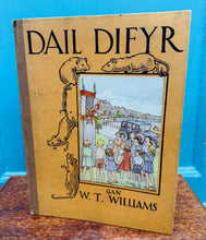Load image into Gallery viewer, Llyfr plant ‘Dail Difyr’ Vintage gan W.T.Williams o 1935 / ‘Dail Difyr’ Vintage Welsh children’s book by W.T.Williams from 1935