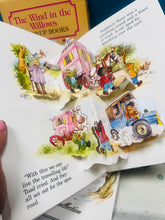 Load image into Gallery viewer, Set o 4 llyfryn pop-up ‘The Wind in the Willows’ Vintage o 1988 / Set of 4 Vintage pop-up ‘The Wind in the Willows’ book from 1988