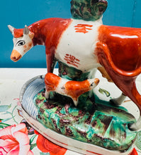 Load image into Gallery viewer, Fâs spill buwch a llo Staffordshire Hynafol cefn flat o’r 1860au gyda tealight ar ei ben / Antique Staffordshire flatback cow and calf spill vase from the 1860s with a tealight on top