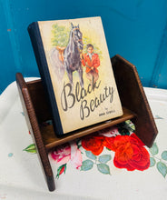 Load image into Gallery viewer, Llyfr ‘Black Beauty’ clawr caled Vintage gan Anna Sewell / Vintage hardback ‘Black Beauty book by Anna Sewell