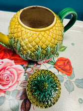 Load image into Gallery viewer, Tebot patrwm Pinafal Majolica Hynafol o’r 19eg Ganrif wedi’i beintio â llaw gyda pîg Pewter / Antique Majolica Pineapple patterned handpainted teapot from the 19th Century with a Pewter tip