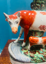 Load image into Gallery viewer, Fâs spill buwch a llo Staffordshire Hynafol cefn flat o’r 1860au / Antique Staffordshire flatback cow and calf spill vase from the 1860s