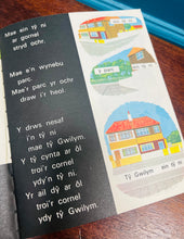 Load image into Gallery viewer, Llyfr ‘I ble? Pa ffordd?’ o gyfres ‘Geiriau eich Plant’ o 1969 / ‘I ble? Pa ffordd?’ book from the ‘Geiriau eich Plant’ series from 1969