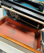 Load image into Gallery viewer, Peiriant gwnio Singer Hynafol o ddechrau’r 20fed Ganrif / Antique Singer sewing machine from the beginning of the 20th Century