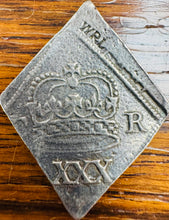 Load image into Gallery viewer, Newark Siege hanner coron o 1646 - arian cyfred a gyhoeddwyd ar frys yn ystod Rhyfel Cartref Lloegr / Newark Seige halfcrown coin from 1646 - currency issued during English Civil War