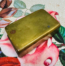 Load image into Gallery viewer, Daliwr matsys vesta brass hynafol gyda gwaith celf y ffosydd ‘PTE John Sullivan no. 2363 2nd Welsh Reg’ / Antique brass trench art vesta match holder ‘PTE John Sullivan no. 2363 2nd Welsh Reg’
